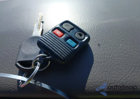 2005 Lincoln Town Car Signature Limited from USA, damaged, VIN 1LNHM82W25Y661430